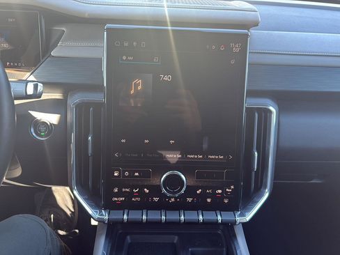 Used 2024 GMC Acadia Elevation image 16