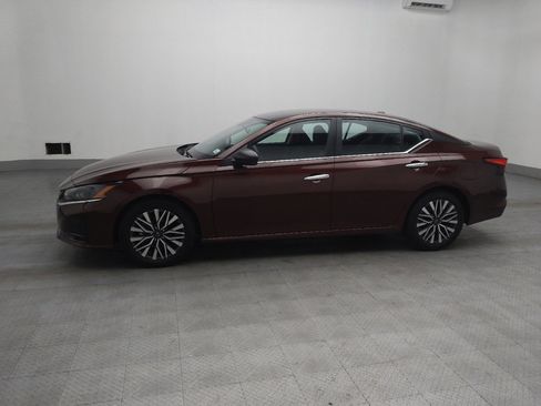 Used 2024 Nissan Altima 2.5 SV image 2