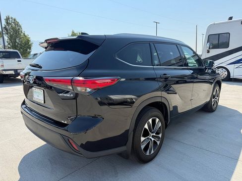 Used 2022 Toyota Highlander XLE AWD/4WD image 3