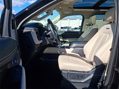 Used 2024 Ford Expedition Platinum image 13