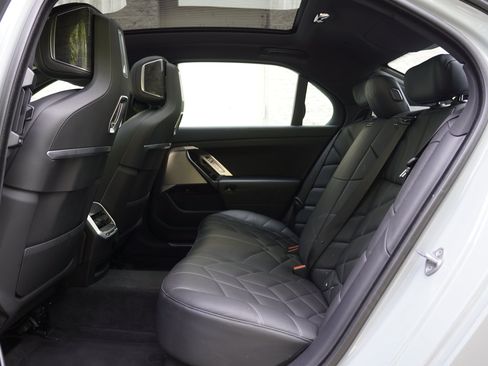 Used 2024 BMW 760i xDrive w/ Premium Package 2 AWD/4WD image 28