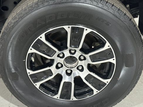 Used 2023 Nissan Titan SV image 8