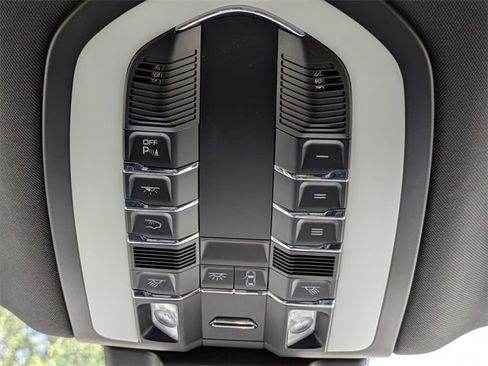 Used 2021 Porsche Macan image 32