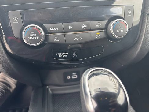 Used 2018 Nissan Rogue SV w/ Sun & Sound Touring Package AWD/4WD image 16