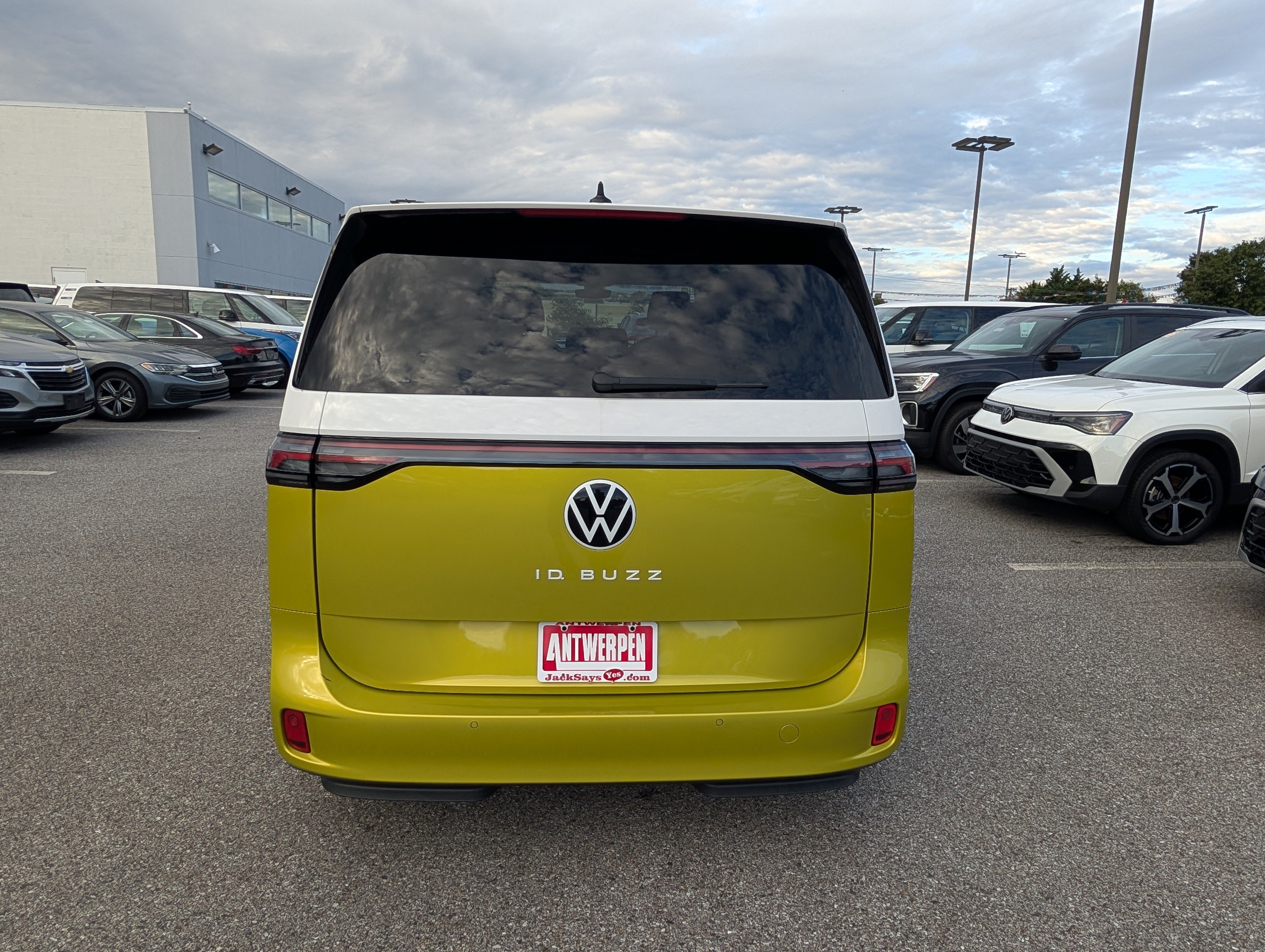 Used 2025 Volkswagen ID. Buzz Pro S Plus RWD image 5
