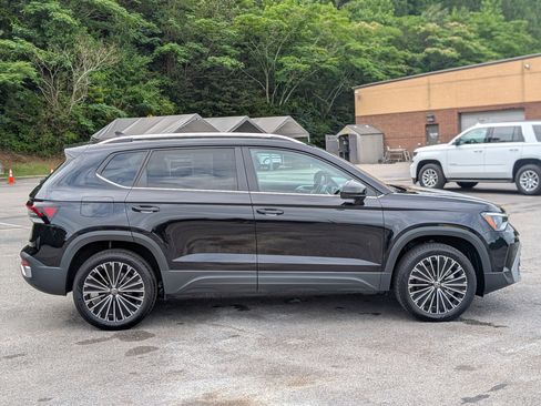Used 2025 Volkswagen Taos SE FWD image 10