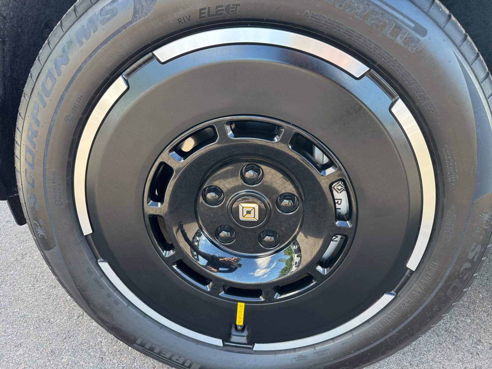 Used 2025 Rivian R1S Adventure Dual AWD/4WD image 26
