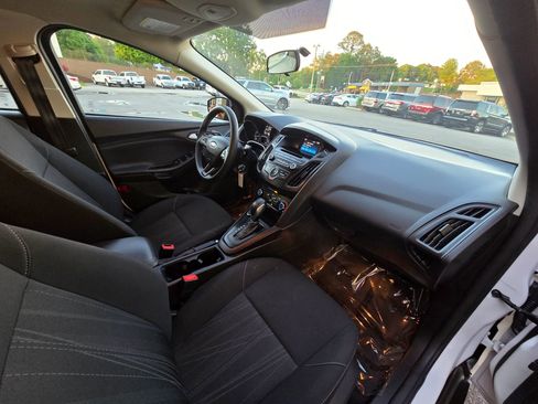 Used 2017 Ford Focus SE image 9