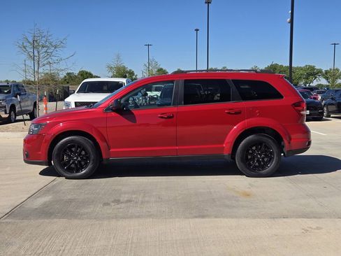 Used 2019 Dodge Journey SE w/ Connectivity Group FWD image 3