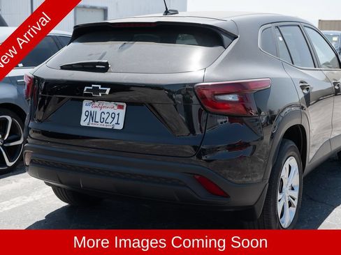 Used 2024 Chevrolet Trax LS w/ LPO, Blackout Package FWD image 3
