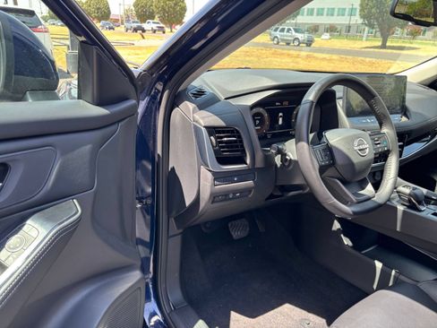 Used 2026 Nissan Rogue SL FWD image 32