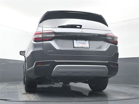 Used 2025 Honda Pilot EX-L image 10