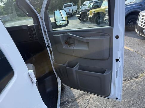 Used 2016 GMC Savana 2500 RWD image 21