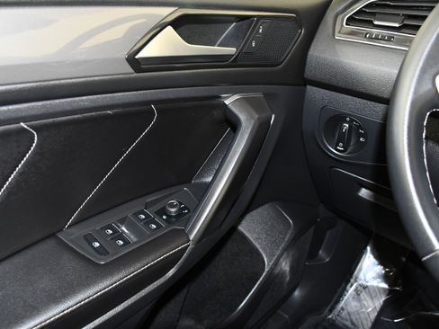 Used 2022 Volkswagen Tiguan SE AWD/4WD image 31