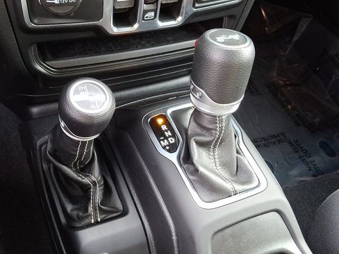 Used 2021 Jeep Wrangler Unlimited Sahara AWD/4WD image 14