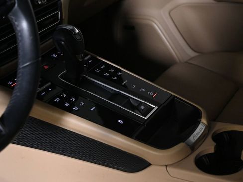 Certified 2024 Porsche Macan AWD/4WD image 22