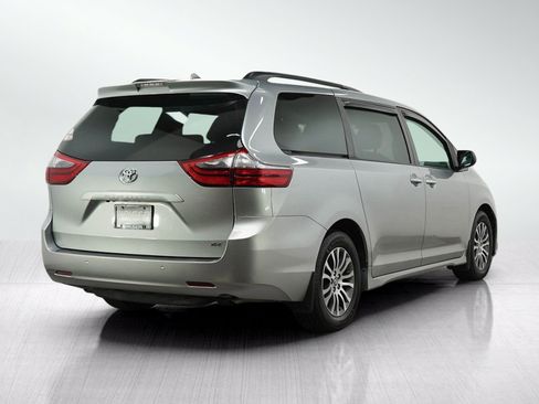 Used 2020 Toyota Sienna XLE w/ XLE Navigation Package FWD image 5
