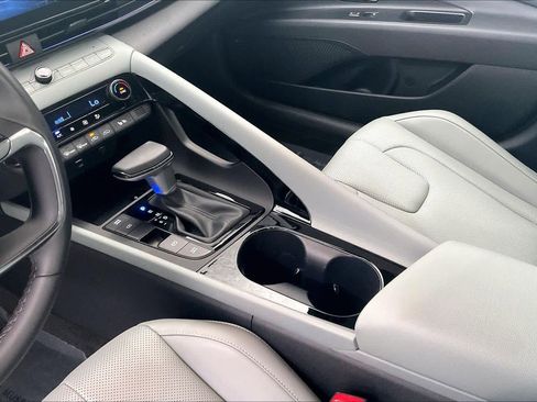 Certified 2025 Hyundai Elantra Limited FWD image 17