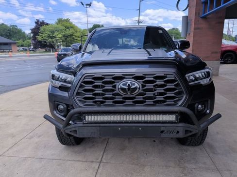 Used 2021 Toyota Tacoma TRD Off-Road w/ TRD Premium Off Road Package AWD/4WD image 11