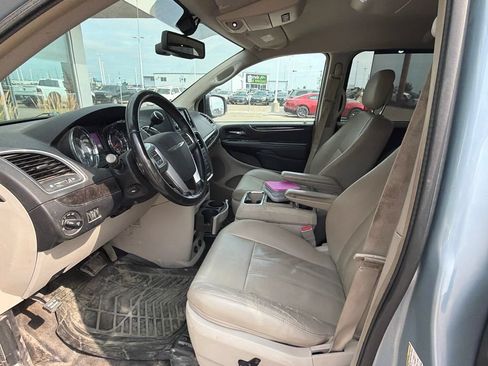 Used 2013 Chrysler Town & Country Touring-L w/ Entertainment Group #2 FWD image 9
