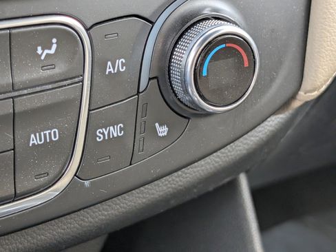 Used 2022 Chevrolet Traverse LT image 18