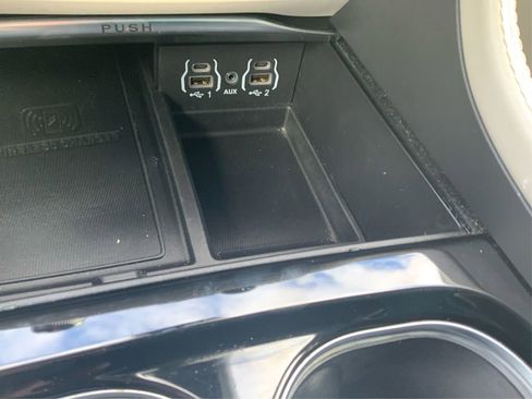 Used 2024 Chrysler Pacifica Limited image 28