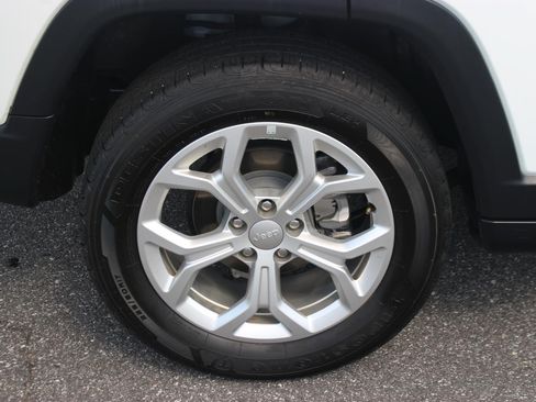 Used 2024 Jeep Compass Latitude AWD/4WD image 36