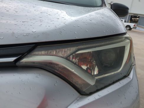 Used 2018 Toyota RAV4 LE image 9