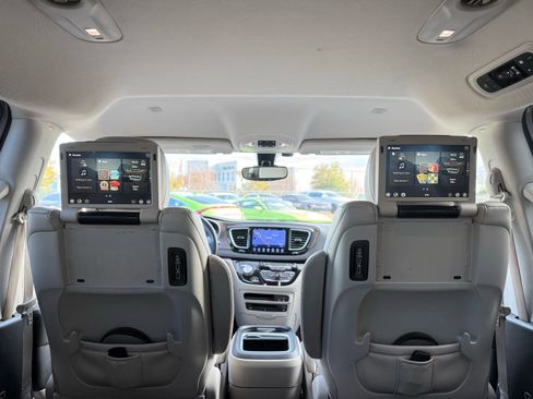 Used 2017 Chrysler Pacifica Touring-L Plus w/ Tire & Wheel Group image 23