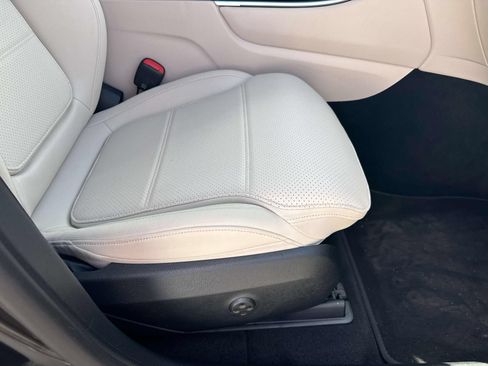 Used 2025 Mercedes-Benz GLC 300 4MATIC image 12