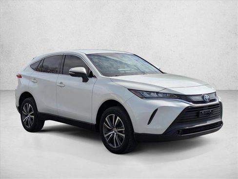 Used 2022 Toyota Venza LE image 3