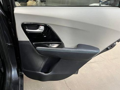 Used 2018 Kia Niro EX FWD image 13