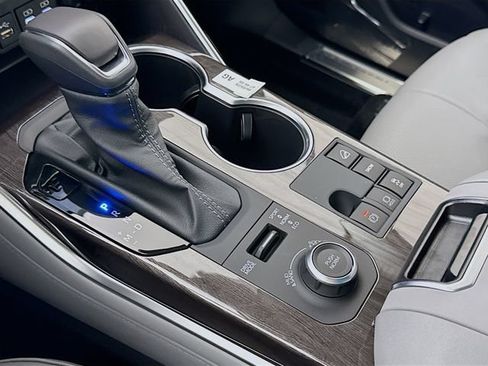 New 2026 Toyota Highlander Platinum AWD/4WD image 16
