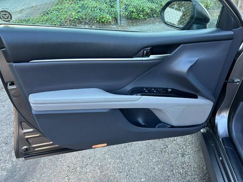Used 2019 Toyota Camry XLE FWD image 11