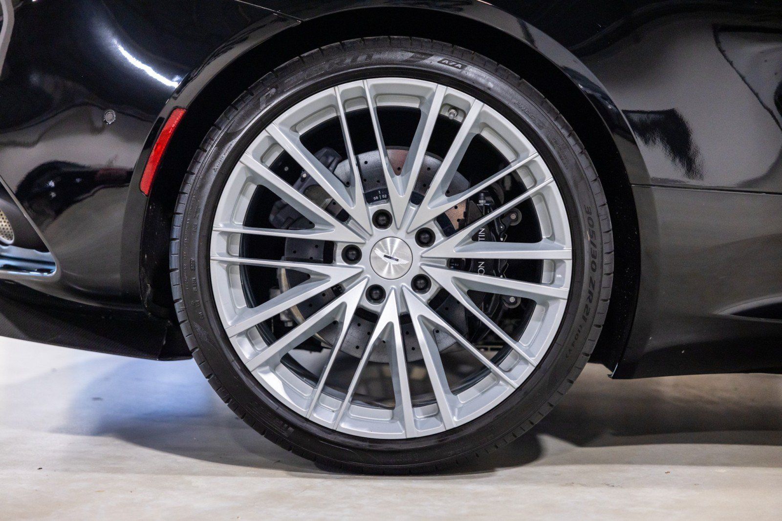 Used 2022 Aston Martin DBS Superleggera RWD image 30