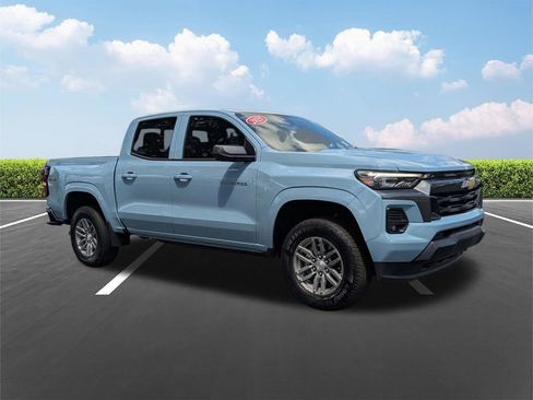 Used 2025 Chevrolet Colorado LT w/ LT Convenience Package AWD/4WD image 2