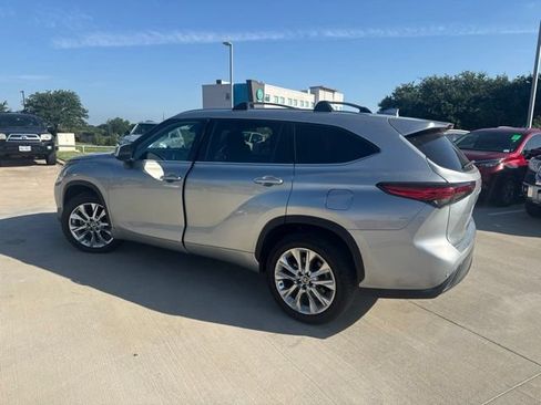 Used 2023 Toyota Highlander Limited FWD image 5