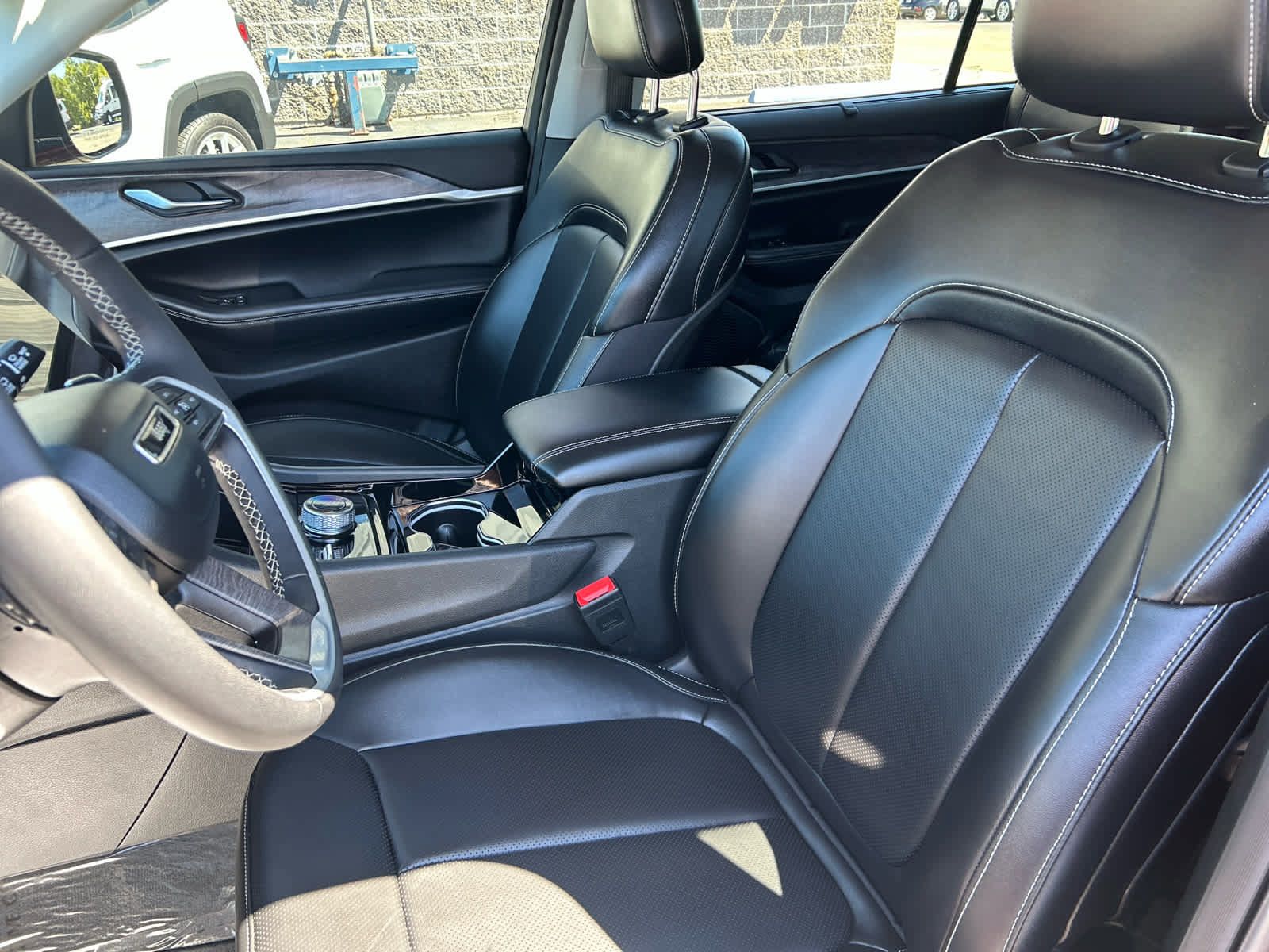 Used 2023 Jeep Grand Cherokee L Limited w/ Luxury Tech Group II AWD/4WD image 14