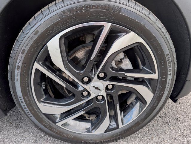 Used 2023 Chevrolet Bolt LT w/ Infotainment Package FWD image 9