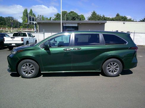 Used 2022 Toyota Sienna XLE FWD image 2
