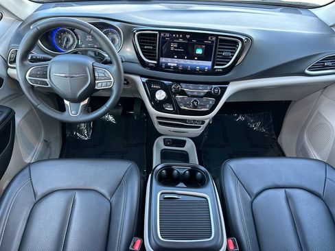 Used 2024 Chrysler Pacifica Touring-L FWD image 14
