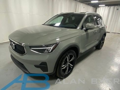 Used 2025 Volvo XC40 B5 Core image 1