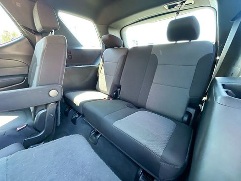 Used 2023 Chevrolet Traverse LT image 28