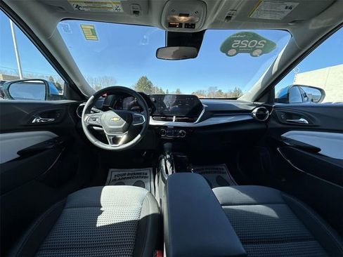 Used 2025 Chevrolet Trax LT w/ Driver Confidence Package image 19