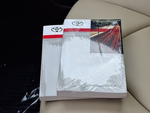 Used 2021 Toyota Highlander XLE image 29