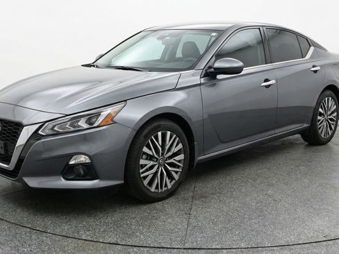 Used 2025 Nissan Altima 2.5 SV image 3