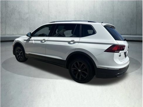 Used 2024 Volkswagen Tiguan SE AWD/4WD image 3