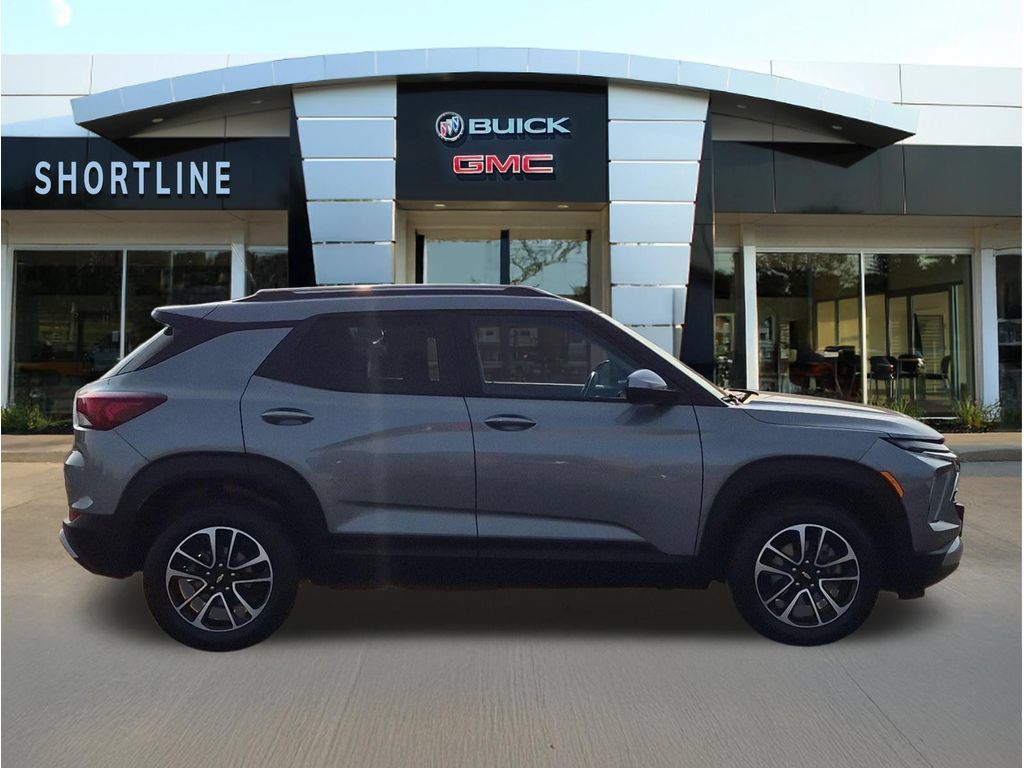 Used 2025 Chevrolet TrailBlazer LT AWD/4WD image 2