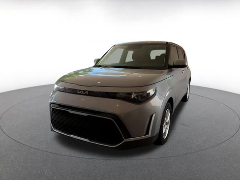 Used 2025 Kia Soul LX w/ LX Technology Package FWD image 4