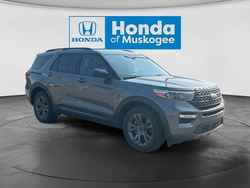 Used 2022 Ford Explorer XLT w/ Equipment Group 202A AWD/4WD image 3